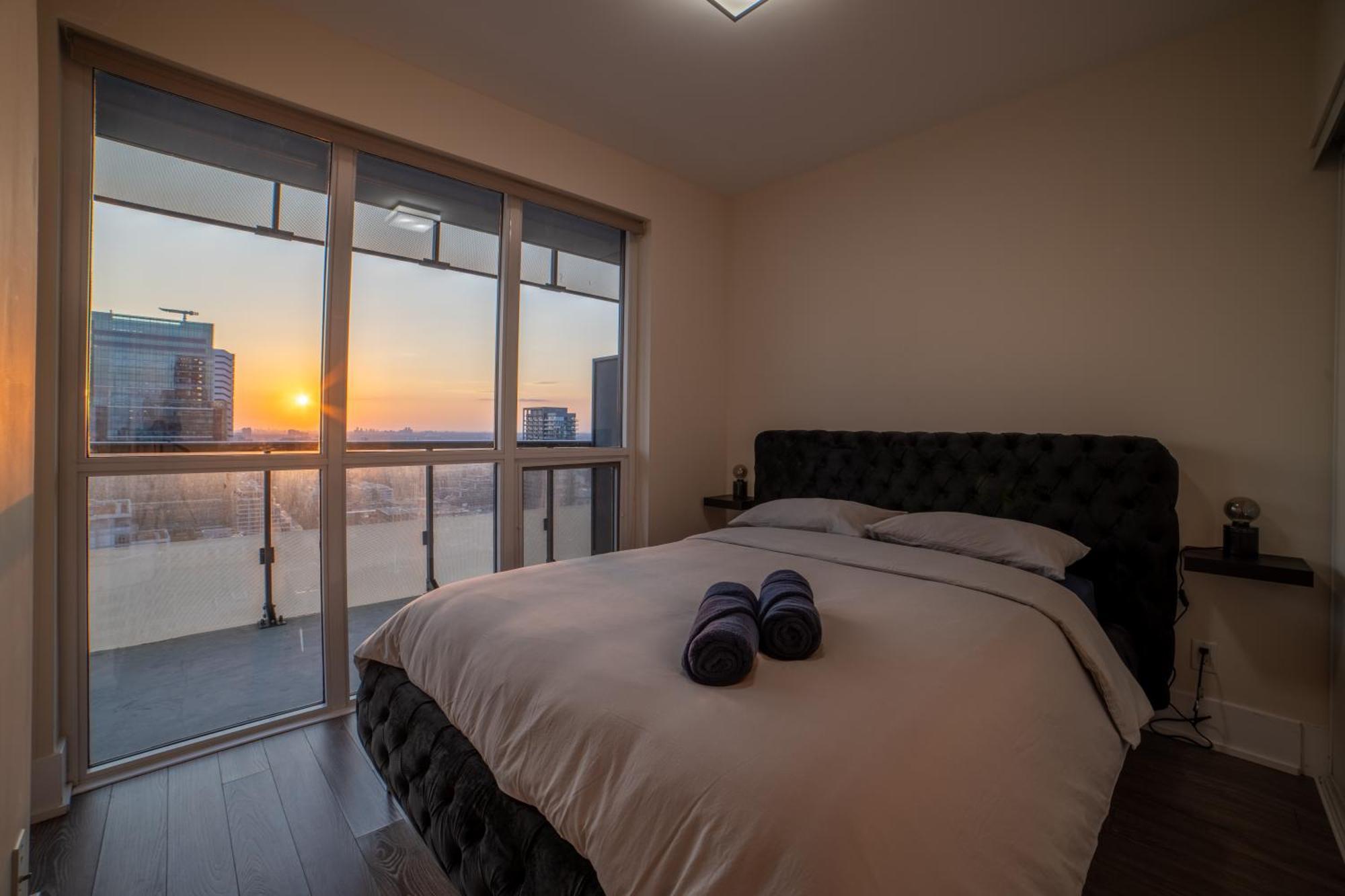 Luxury Condo W/Mesmerizing Sunset Views & Free Parking 多伦多 外观 照片